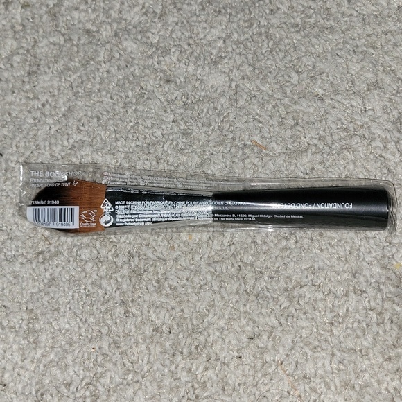 The Body Shop Foundation Brush - Picture 3 of 3